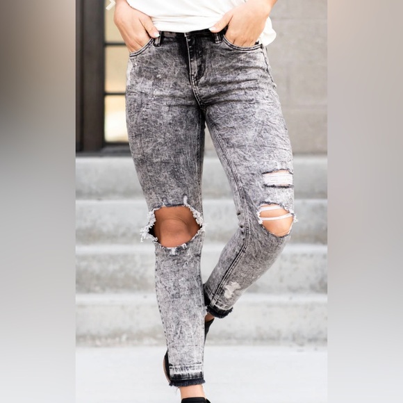 EUC - Vervet Flying Monkey Jeans Size 26/3
Washed Black/Grey Distressed Denim - Picture 3 of 10